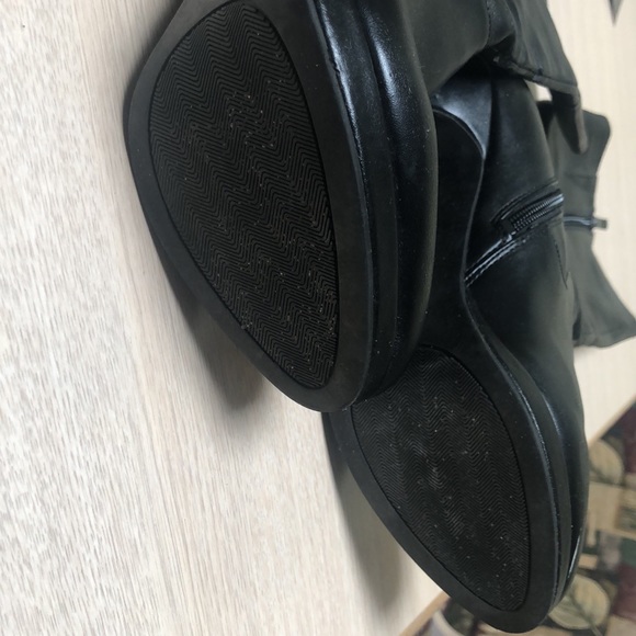 Black heeled boot - Picture 2 of 6